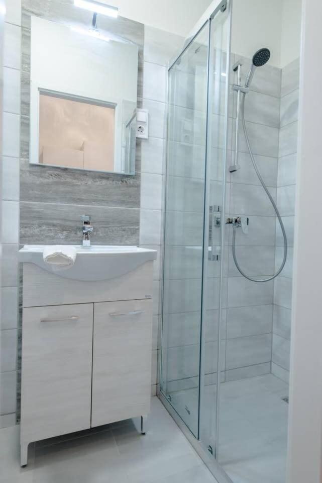 Brand New Studio With Aircon In The Center Budapest Bagian luar foto