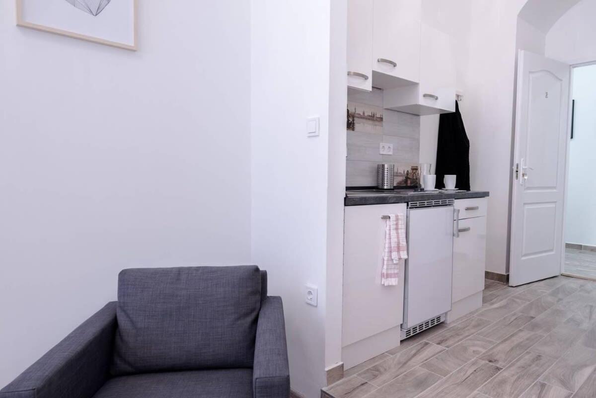 Brand New Studio With Aircon In The Center Budapest Bagian luar foto
